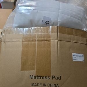 Source Unknown Soft White Mattress Cover